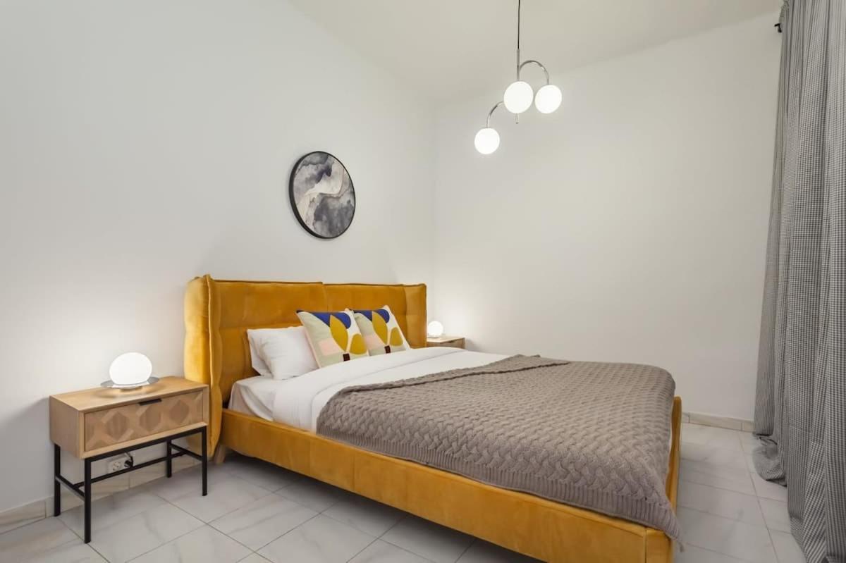 Sagrada Familia- Fantastic Bold Catalan 3 Bedroom Balcony Apartament